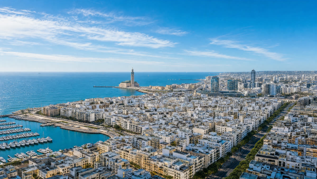 Luftaufnahme von Casablanca mit Marina, weißer Stadt und Moschee am Atlantik